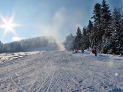 Лыжные трассы для новичков и средних катальщиков в горнолыжном комплексе Буковица в Львовской области