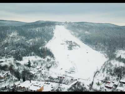 Вид на спуск в горнолыжном комплексе Буковица в Львовской области