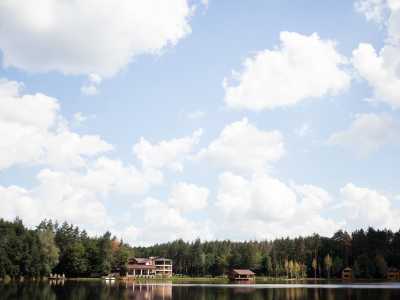  Запоминающийся отдых под Киевом на выходные с «Чарівне озеро» возможен по адресу город Коростышев, 2-ге озеро, квартал 24. 