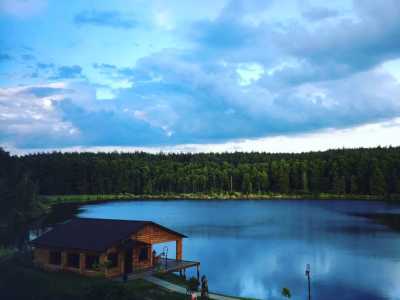 Однодневный релакс или даже полноценный отпуск в «Чарівне озеро» пройдет на высоте. Заведение находится в полном окружении леса и природы.