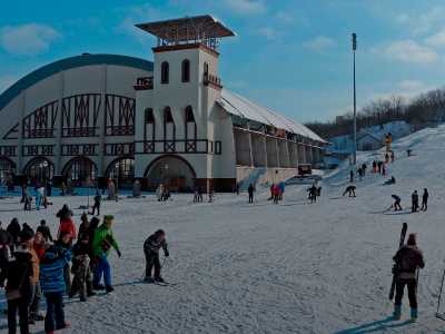 Зимний парк Лавина (Днепр) представляет собою современный, оборудованный и технически оснащенный горнолыжный комплекс, где каждый отдыхающий сможет себя почувствовать полноценным лыжником.