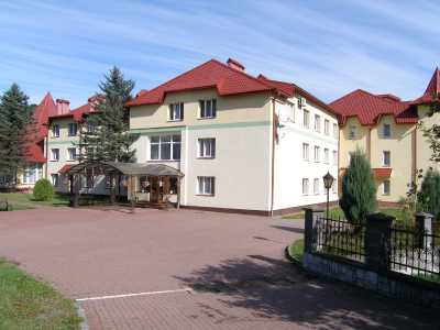 Курорт Майдан рассчитан на поселение до 100 человек в номерах с неплохим уровнем сервиса и питанием.
