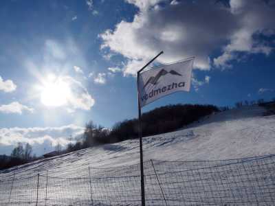 Курорт «Ведмежа» удивит Вас подготовкой трех лыжных трасс, перепад которых составляет до 131 метра. 