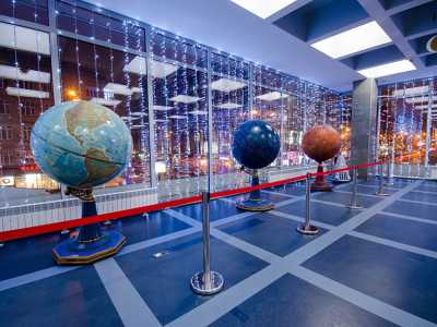 Киевский планетарий - уникальное место в столице, где можно посмотреть на прототип звездного неба, посетить уникальные выставки и даже отдать ребенка в астрономическую школу.