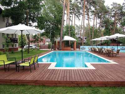 Не каждый комплекс готов предложить столь насыщенный отдых под Киевом с бассейном, как это реализуется в Park Hotel Viktoria. В теплое время года гостям предлагается расположиться у воды, на летней террасе, в одной из беседок, расположенной на территории 
