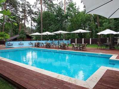 Бассейный комплекс Park Hotel Viktoria пользуется популярностью в теплое время года. Здесь вам вполне удастся укрыться от знойного солнца, жары, понежиться на солнышке и вдоволь поплавать.