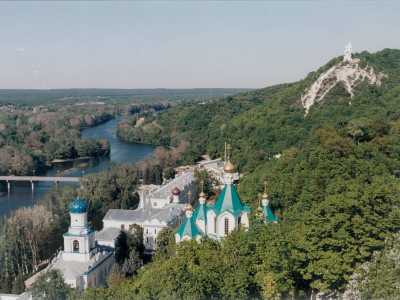 Свято-Успенская Святогорская лавра считается красой и гордостью Донецкой области. Место является фактически духовной крепостью и пристанищем сотни тысяч богомольцев.