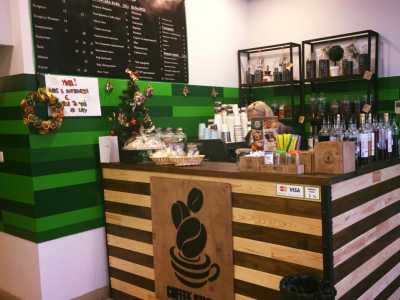 Находится кофейня Coffee Style handmade в центре Киева. Предлагает своим посетителям натуральный кофе в зернах. Обслуживанием клиентов занимаются опытные, профессиональные бариста.