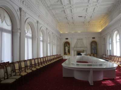 Внутреннее пространство Ливадийского дворца представлено 116 отдельными комнатами. Вход в покои осуществляется через огромный вестибюль.