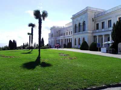 Сегодня Ливадийский дворец является государственным музеем и открыт для посещения всем желающим.
