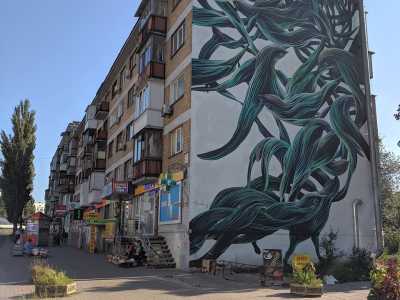 С "кисти" художника с португалии, Антонио Коррейя, на торце здания на бульваре Чоколовский, 1 расположен мурал «С кроликами и ласточками»
