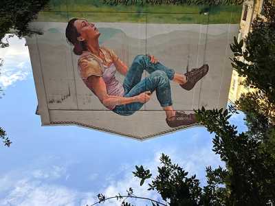 «Гимнастка» - мурал австралийского художника на Стрелецкой 12 в Киеве
