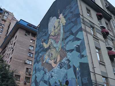 Мурал «Лабиринт» Рустама Qbic Салемгараєва в Шквченковском районе Киева.