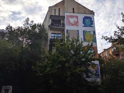 На боковой стене здания по адресу - улица Олеся Гончара, 15/3, размещена мозаика с изображением портретов 8 детей.