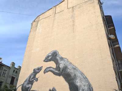 Мурал "Кролик, крыса и мангуст" украсил столицу в июле 2016 года. Стрит-арт часть антивоенного проекта "Art United Us". 