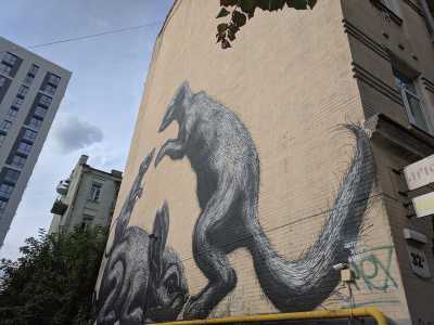 Мурал с изображением кролика, крысы и мангуста в Киеве.