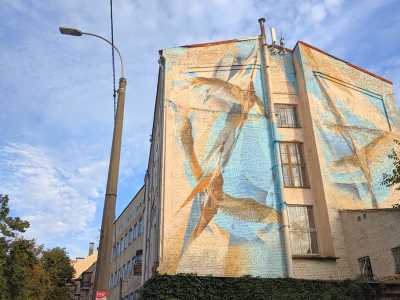 "Лебеди" стали вторым муралом, художника работающего под псевдонимом Taras Arm, в Киеве.