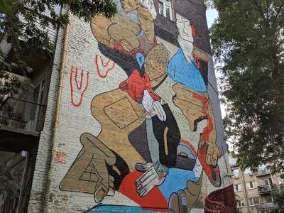 Эта несколько кубистическая на вид картина появилась в Киеве в мае 2011 года в рамках фестиваля "Muralissimo" от галереи искусств "Лавра". Она расположена на стене дома по адресу - улица Олеся Гончара, 9