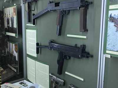 Экспозиция современного оружия в Национальном военно-историческом музее Украины в Киеве. 