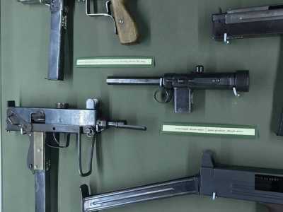 Экспозиция современного оружия в Национальном военно-историческом музее Украины в Киеве. 