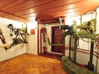 Экспозиция окопного вооружения в Национальном военно-историческом музее Украины в Киеве. 