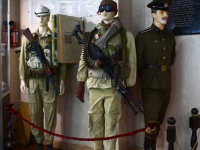 Экспозиция солдатской формы в Национальном военно-историческом музее Украины в Киеве. 
