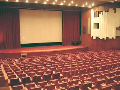 Красный кинозал вместительностью 670 мест в киевском Доме кино