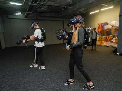 VR Inn дает возможность передвигаться в виртуальном мире не "телепортами", а на своих двоих. Такой подход требует и большой игровой зоны которая составляет 100 квадратных метров, где вы сможете полноценно играть с друзьями в команде до 4‑х человек.