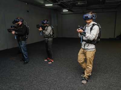 VR Inn дает возможность передвигаться в виртуальном мире не "телепортами", а на своих двоих. Такой подход требует и большой игровой зоны которая составляет 100 квадратных метров, где вы сможете полноценно играть с друзьями в команде до 4‑х человек.