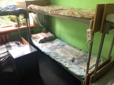 Кровати в общей 8-местной комнате в хостеле «Hikkaduwa» возле Центрального киевского вокзала.