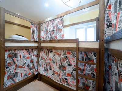 Мужская шестиместная комната в современном хостеле «Good Dreams» на улице Малоподвальная 4 в Киеве.
