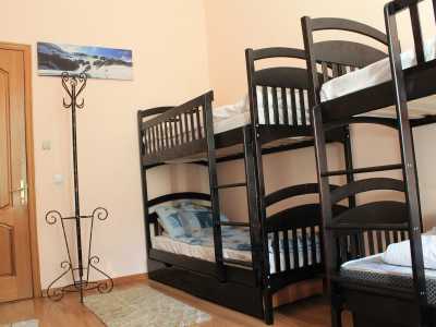 Спальные места на двухъярусных кроватях в комнатах в уютном хостеле AS «Франко», на улице Ивана Франко 25/40