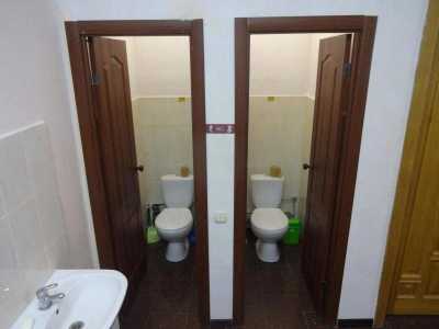 Туалет в хостеле «Hostel OK Hotel» расположеном возле метро Золотые Ворота в Киеве.
