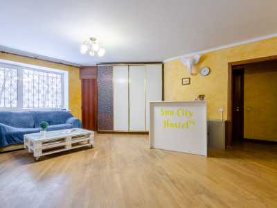 Комната общего пользования в современном хостеле «Sun City Hostel» возле метро Лукьяновская, в Киеве.