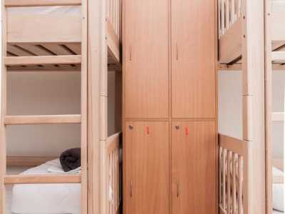 Спальные места в шестиместной комнате для мужчин в хостеле «Galactic Globus» возле метро Дворец спорта