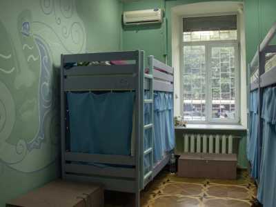 Комната на шесть мест в хостеле «Elements» возле метро Олимпийская в Киеве.