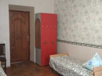 Посуточная аренда спальных мест в хостеле «Ева» что расположен на Воздухофлотском проспекте, 21 в Киеве.