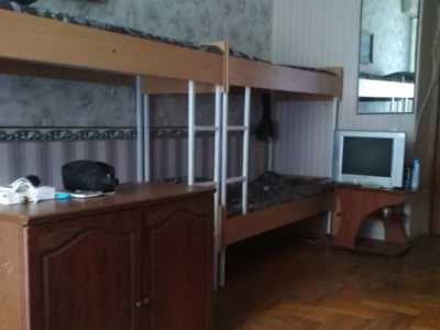 Спальное место в комнате на восемь спальных мест в хостеле «Ева» что расположен на Воздухофлотском проспекте, 21 в Киеве.