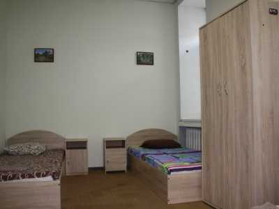 Комната с двумя раздельными кроватями в хостеле «Радуга» на улице Красноткацкая в Киеве.