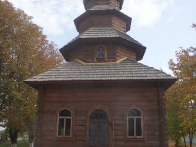 Рядом с могилой Ивана Сирко находится деревянная многоярусная часовня и хозяйственная постройка, которая переоборудована под сувенирную лавку. 