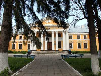 В Житомирской области находится роскошный по своей архитектуре дворец, который ранее являлся бывшей усадьбой польских аристократов Ганских. 