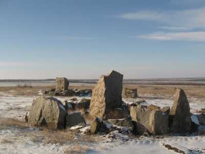 Каменная могила на горе «Оба - Таш» порадует наличием восьми реконструированных курганов, каждый их которых имеет разные размеры и свою историю. В комплексе имеется лапидарий, который вымощен камнем в форме мистического круга.