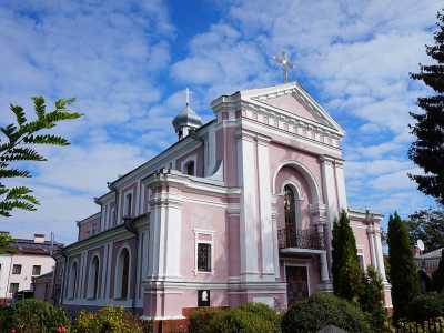 Костел святой Варвары находится в Житомирской области, городе Бердичев, практически в самом центре, на улице Европейской, 25а.