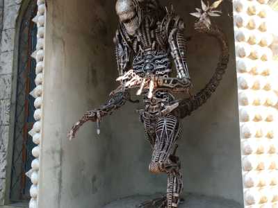 Скульптура чужого возле входа в киностудию Victoria Film Studios