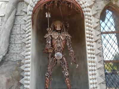 Скульптура хищника возле входа в киностудию Victoria Film Studios