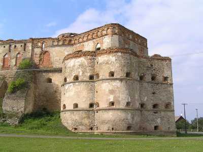 Меджибожский замок находится в 30 километрах от Хмельницкого, рядом с поселком городского типа Меджибож, на улице Октябрьской, 1.