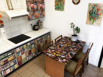 Полноценная кухня в хостеле AllaHouse в Киеве.