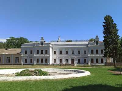Особенностью имения Терещенских в Андрушевке является не только его архитектура, но и старинный, очень красивый парк на реке Гуйва.