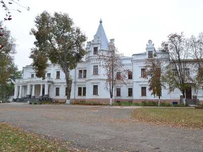 Дворец Тепещенко находится в Житомирской области, населенном пункте Андрушевка, на улице Садовая, 1. 
