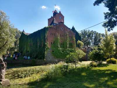 Старинный замок Радомысль находится в городке Радомышль, по Житомирской трассе. Это место заряжено таинственностью и любовью. Красота помещений, легенды, возможность загадать желание, всегда будут заманивать туристов в замок.